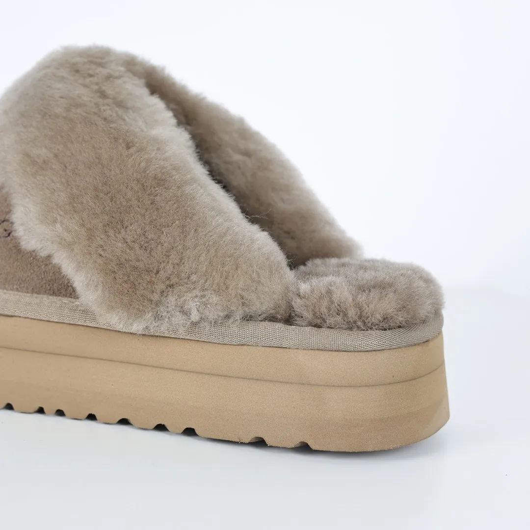 Pick up locally 💰520, the core recommendation is good price UGG Coquette three-layer thickened lazy slippers, popular Xiaohongshu style, Henan Longfeng leather production, sheepskin and wool integration, top quality in the market, 2-3 cm cashmere insole, keeping warm in winter, suitable for home use. In the new year, uug launched a style series, which is partially geared towards the preferences of young consumers, and has also been at the forefront of fashion trends. Shoe body material, water-repellent coated suede upper 17mm UGGPURE™ implanted wool insole Lightweight non-slip comfortable rubber outsole With brand LOGO Trademark Comes with full packaging Size: 35 36 37 38 39 40